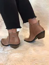 Botines de cuero color marrón claro con cierre lateral y taco de madera.