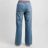Pantalon O'Neill modelo Kimmie de denim azul con diseño rayado, tiro medio y pretina elástica con cordón de ajuste.
