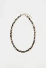 Collar corto de cadena tubular compuesto por cuentas metálicas cilíndricas en tonos dorados, plateados y gris oscuro.