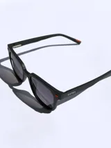 Lentes de sol negros con marco cuadrado y detalles rojos. Lentes con protección UV 400 y tecnología polarizada. Marca Osten, modelo Bali 2602.