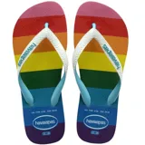 Sandalias tipo ojotas Havaianas con diseño de arcoíris en la base y tiras blancas con logo en relieve.