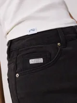 Jean de corte recto y tiro alto, confeccionado en denim azul clásico con costuras en contraste.