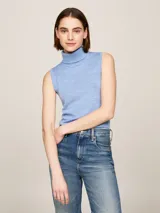 Sweater celeste de lana merina, sin mangas y con cuello alto.