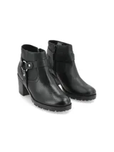 Botin de cuero graneado negro con taco cuadrado y suela track. Presenta una tira con tachas y una argolla metálica decorativa alrededor del tobillo.