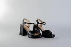 Sandalias rojas de cuero con plataforma y taco cuadrado.