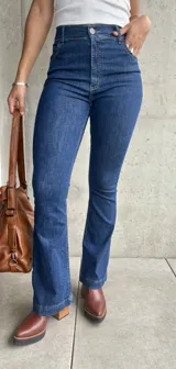 Pantalón de jean azul oscuro, de tiro alto y corte oxford.