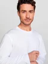 Remera básica de manga larga en color azul oscuro, con cuello redondo y corte recto.