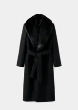 Abrigo largo de lana italiana Manteco en color negro, con diseño recto y cuello de pelo sintético desmontable. Presenta solapas con muesca, cierre con cinturón tipo batín, dos bolsillos laterales y forro interior.