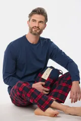 Pijama de hombre compuesto por una remera de manga larga azul marino y un pantalón a cuadros escoceses en tonos rojo y azul marino.