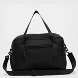 Bolso deportivo tipo duffel de diseño acolchado, color negro. Cuenta con compartimento exterior para calzado, cierre principal con cremallera, asas superiores fijas y correa ajustable extraíble con logo grabado.