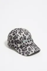Gorra de béisbol con estampado de leopardo en tonos grises y negros. Presenta un bordado frontal en color celeste claro.