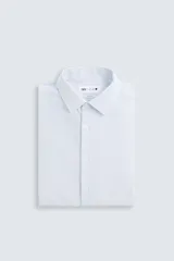Camisa de manga larga para hombre, corte slim fit, con cuello italiano y cierre frontal de botonadura. Presenta un microestampado de cuadros pequeños en tonos blanco y celeste.