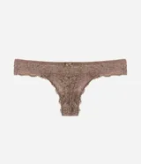 Bombacha tipo hilo dental de Lov, confeccionada en encaje floral celeste, con lateral mediano, pequeño lazo decorativo y aplique metálico en la cintura.
