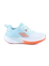 Championes de running Umbro modelo Daysprint para mujer. Presentan un diseño en tonos celestes y blancos con detalles en naranja vibrante en el logo lateral y la suela. Cuentan con cordones blancos y una entresuela robusta para mayor amortiguación.