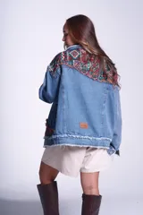 Campera de jean celeste con apliques de patchwork con motivos geométricos en hombros y bolsillos.