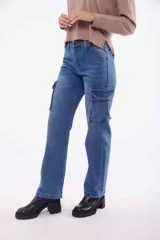 Pantalón de jean azul claro, corte recto, con bolsillos cargo laterales.