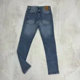 Pantalón de jean azul nevado, corte semi chupín, con bolsillos delanteros y traseros.