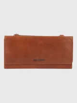 Billetera tipo sobre de cuero natural color suela, con solapa de cierre imantado y logo de la marca grabado. Incluye compartimentos internos para tarjetas y billetes, bolsillo con cierre y correa extraíble para usar como cartera cruzada.