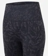 Calza deportiva larga de poliéster con textura jacquard de animal print leopardo.