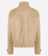 Campera tipo bomber de tacto gamuzado, con cuello alto, cierre frontal con botones a presión, bolsillos laterales y puños ajustables con botón.