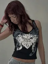 Top sin mangas de corte ajustado, color negro con estampado gráfico frontal en tonos blanco y gris con diseño ornamental.