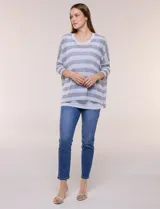 Buzo de tejido calado a rayas horizontales en tonos beige y blanco, de corte holgado, mangas cortas y escote redondo. Incluye musculosa interna básica en color beige.