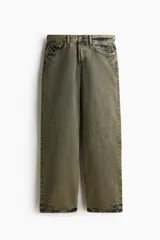 Jean de cinco bolsillos en denim de algodón rígido, con corte holgado, pierna recta y efecto deslavado en tono verdoso.