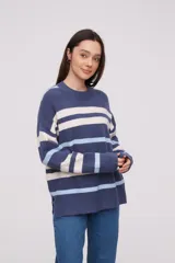 Sweater de acrílico a rayas horizontales en azul, celeste y blanco, de corte holgado y cuello redondo.