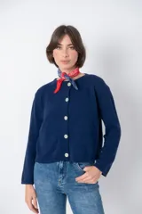 Cardigan azul marino con cuello redondo y cierre frontal con botones blancos.