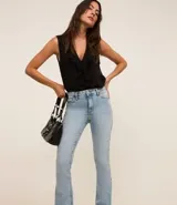 Pantalón bootcut de jeans con elastano, tiro alto, bolsillos delanteros y traseros, y cierre con botón.