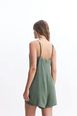 Mono corto negro con breteles finos y escote en V.