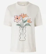 Remera de malla color crudo con estampa de un jarrón con flores, cuello redondo y mangas cortas.
