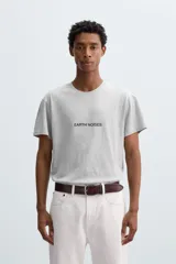 Camiseta de manga corta color gris jaspeado, corte slim fit, con cuello redondo y texto estampado en negro en el pecho que dice "EARTH NOISES".