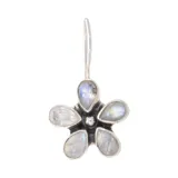 Aros colgantes de plata 925 con forma de flor, formados por cinco piedras de la luna.