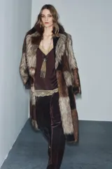 Abrigo largo de Zara Woman Collection con diseño patchwork de pelo sintético en tonos marrones. Presenta cuello de solapa, manga larga, cierre frontal y bolsillos delanteros.