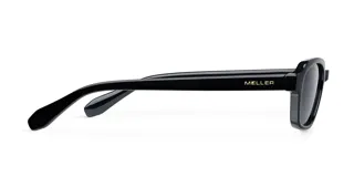 Lentes de sol con montura rectangular de diseño clásico y minimalista en color negro. Cuentan con lentes polarizadas oscuras con protección UV400.