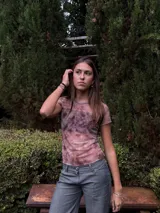 Remera manga corta con cuello a la base y forro en top delantero.