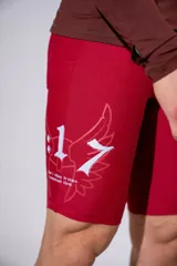 Calza deportiva corta de color rojo, con diseño estampado en el lateral que incluye el número 3:17, alas y una frase motivacional. Confeccionada en tejido técnico elástico de alta compresión.