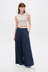 Top cropped negro de algodón con elastano, al cuerpo, con cuello redondo a la base y diseño sin mangas.