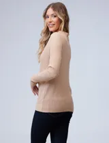 Buzo azul de tejido de punto con textura acanalada, cuello alto y mangas largas.