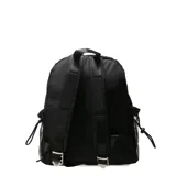Mochila urbana negra con diseño de costuras geométricas en relieve, bolsillo frontal con cierre, bolsillos laterales de red y parche decorativo con logo de la marca.