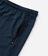 Bermuda deportiva Get Over de color azul marino, con cintura elástica ajustable mediante lazo y dos bolsillos laterales con cierre de cremallera.
