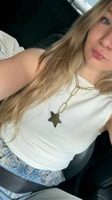 Collar de cadena de eslabones alargados en tono dorado con un dije colgante en forma de estrella de gran tamaño.