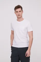 Remera de manga corta en color blanco, confeccionada en algodón, con cuello redondo a la base y bolsillo frontal aplicado en el pecho.