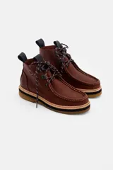 Borcego de cuero color marrón con diseño de costuras tipo mocasín en la puntera, cordones jaspeados y suela de goma con plataforma en capas.