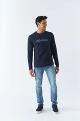 Pantalón jean de calce regular, color celeste con efecto lavado y roturas.