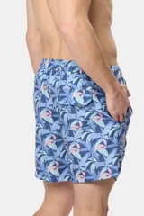 Short de baño clásico con estampado de hojas en tonos celeste y rosa, cintura elástica con cordón ajustable, dos bolsillos laterales y suspensor de malla fina.