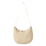 Bolso tipo morral de diseño curvo y minimalista, confeccionado en tela ligera color beige. Cuenta con cierre de cremallera superior, correa de hombro ajustable y un pequeño detalle metálico central con el logo de la marca.