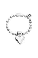 Pulsera de eslabones tipo bola de metal bañada en plata, con un dije central con forma de corazón irregular y un cierre de placa rectangular. Incluye un pequeño dije con la inscripción "UNO & 50".