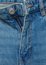 Jeans de tiro medio con diseño acampanado y bajo deshilachado. Presenta cierre de cremallera con botón, cinco bolsillos y trabillas para cinturón.
